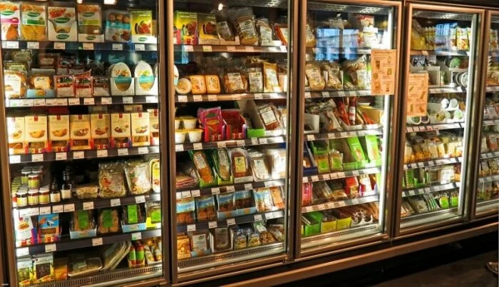 Диетологи назвали 13 продуктов, которые нужно выбросить из холодильника