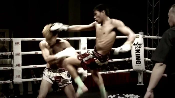 Француз и американец отправили друг друга в нокдаун на турнире по тайскому боксу