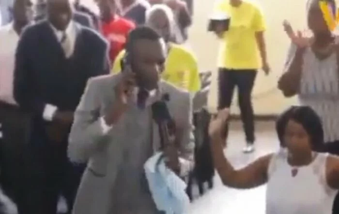 Пастор из Зимбабве шокировал прихожан «общением» с Богом по телефону