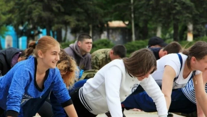 «Рекорд победы». В Луганске отжималась молодежь