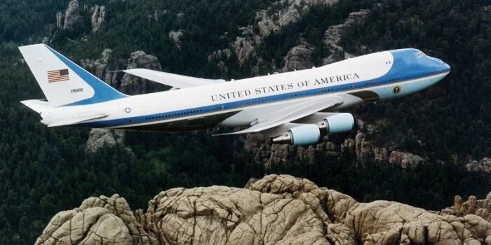 СМИ рассказали об угрозе аварии на борту самолёта президента США