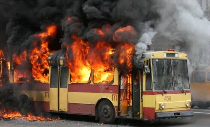 СМИ сообщают о возгорании троллейбуса с пассажирами в Москве