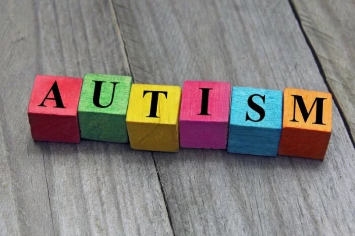 Ученые исследуют эффективность 100-летнего лекарства для лечения аутизма