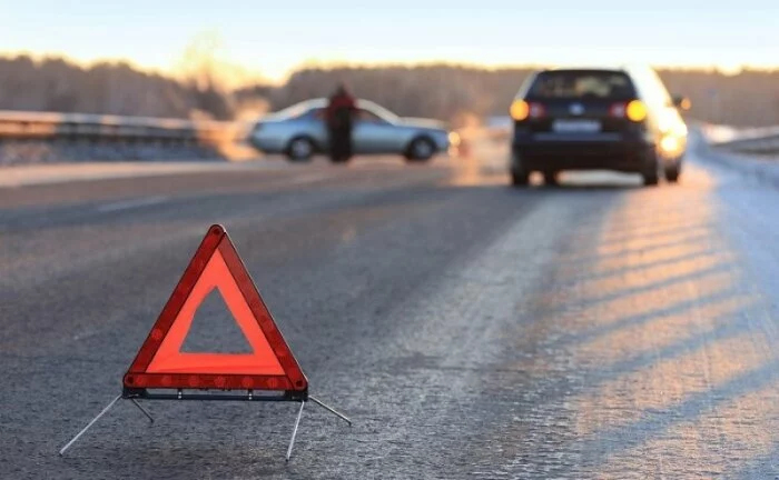 В Астрахани на мосту повисла иномарка после взрыва колеса