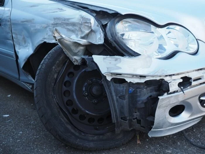 В Красноярске пьяный водитель Mercedes атаковал Renault Logan