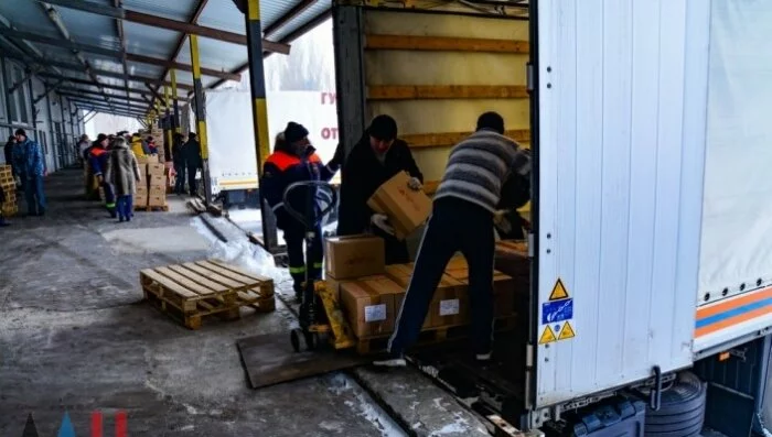 В неподконтрольном Луганске разгружают «гуманитарную помощь» из России