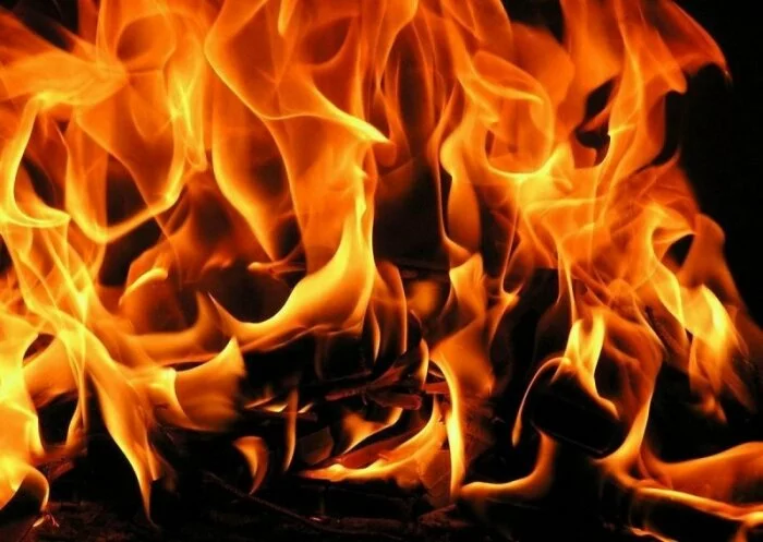 Житель Екатеринбурга сгорел, присев покурить в выброшенное на кресло
