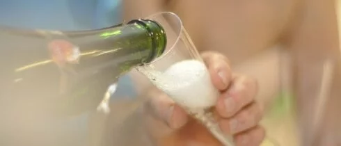 Ученые: один-два бокала шампанского в неделю улучшают память