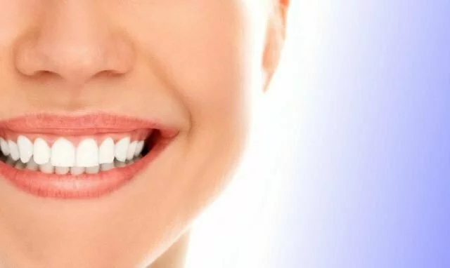 Ученые рассказали о правильном цвете здоровых зубов