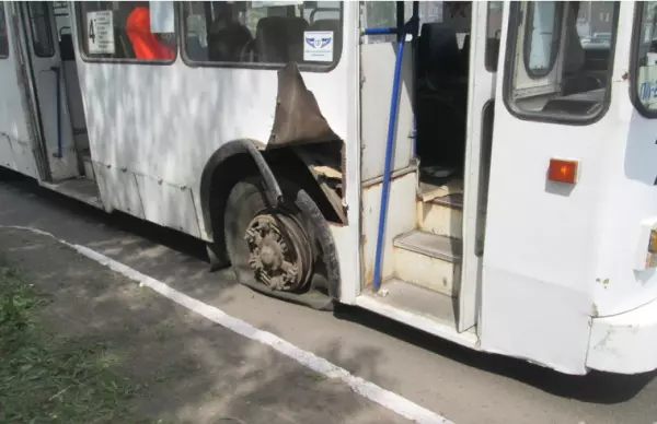 В Братске взорвавшееся колесо троллейбуса покалечило пассажирку