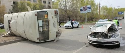 В Челябинске автобус опрокинулся после ДТП с «Фольксвагеном»