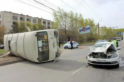 В Челябинске из-за пьяного водителя иномарки перевернулась маршрутка с пассажирами