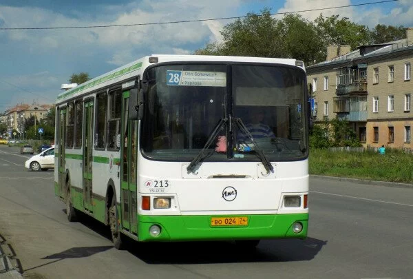 В Челябинске парень помочился через окно городского автобуса