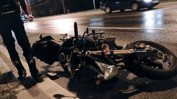 В Екатеринбурге мотоциклист в ДТП с двумя иномарками разбился насмерть