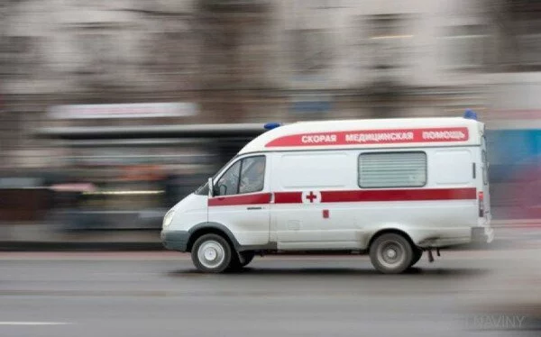 В Кузбассе 3-летний мальчик выпал из окна на пятом этаже, засмотревшись на самолет