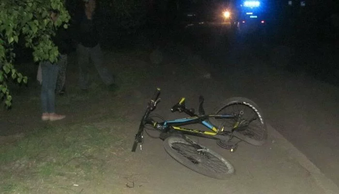 В Луганской области водитель сбил юную велосипедистку и удрал