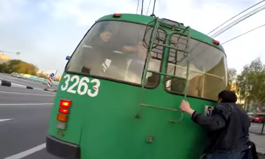 В Новосибирске двое мужчин прокатились на наружной лестнице троллейбуса