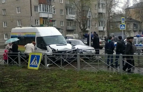 В Перми стакнувшиеся микроавтобус и «ВАЗ» сбили пешехода