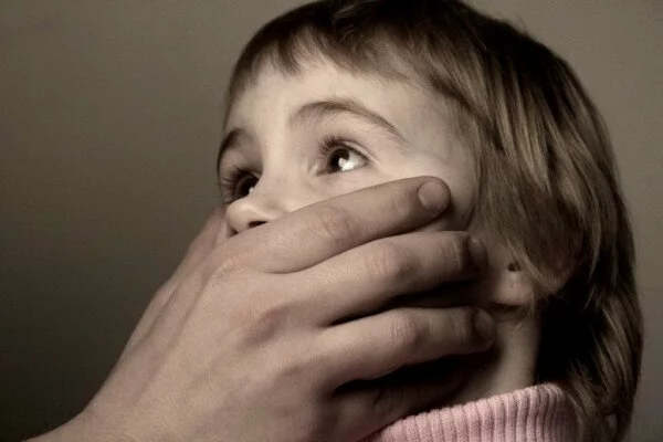 В Петербурге семилетняя девочка пострадала от педофила