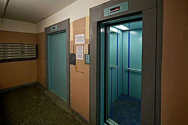 В Петербурге сорвался и пролетел 4 этажа лифт с детьми