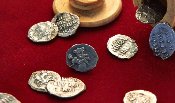 В столице РФ археологи отыскали стародавний клад внутри шахматной фигуры