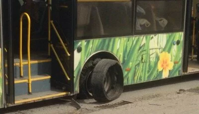 В Волгограде у автобуса №77 взорвалось колесо