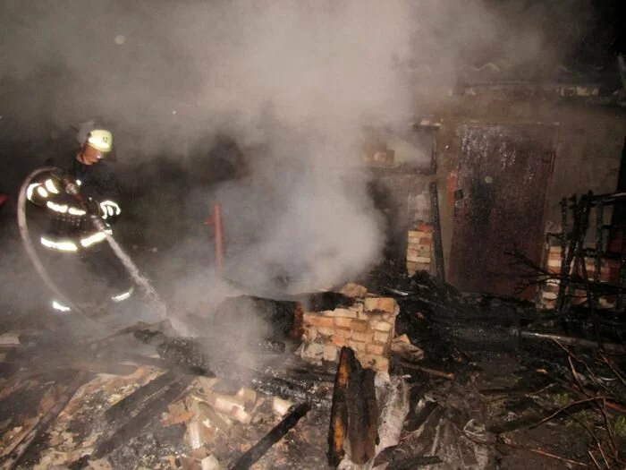 Возле Северодонецка огонь уничтожил дом: появились фото