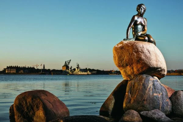 Зоозащитники облили краской статую Русалочки в Копенгагене
