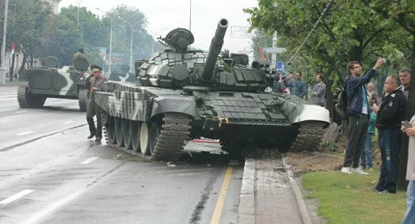 Белорусы взбунтовались против "произвола" танков на улицах города