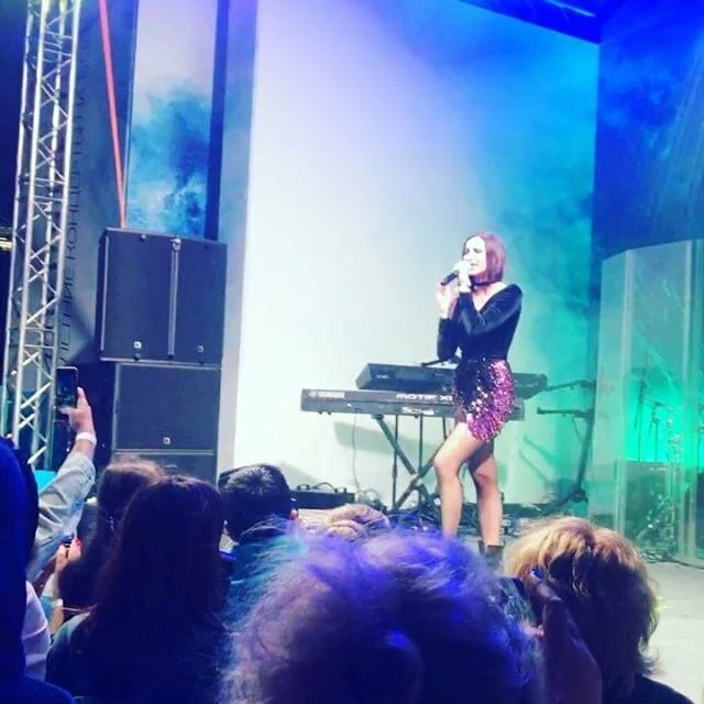 Бузова спела с голым поклонником на препати фестиваля «Жара» в столице Азербайджана