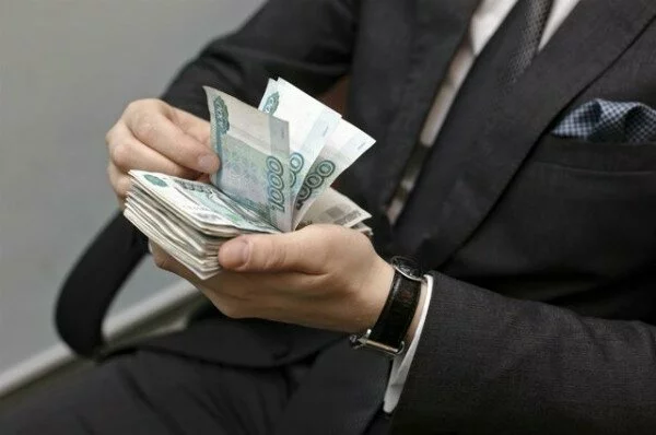 Чиновникам Свердловской области повысили зарплату