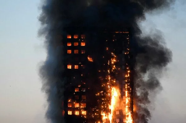 Число жертв при пожаре в Лондоне увеличилось до 12 человек
