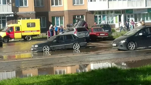 ЧП в Петербурге: Из-за прорыва трубы пятеро машин раскидало по улице