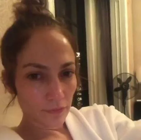 Дженифер Лопес опубликовала домашнее видео без макияжа