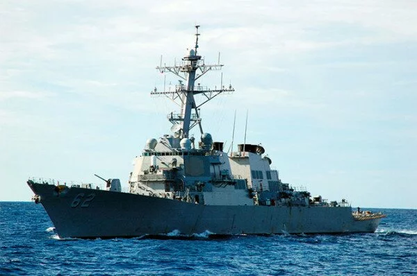 Эсминец ВМС США столкнулся с филиппинским торговым судном