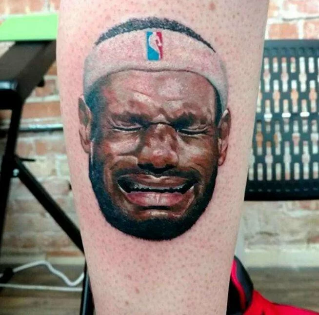 Фанат Майкла Джордана сделал татуировку с изображением плачущего Леброна Джеймса