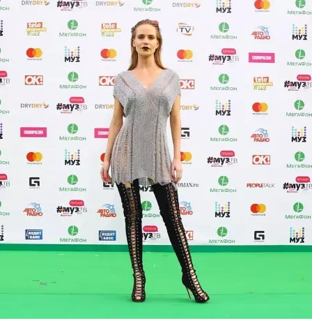Глюкозу раскритиковали за «голое» платье на премии «МУЗ-ТВ»
