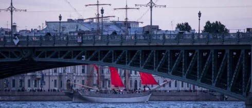 Из-за «Алых парусов» мосты в Петербурге сегодня разводиться не будут