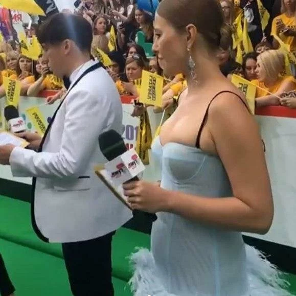 Ксения Собчак позорно выглядела в платье на размер меньше