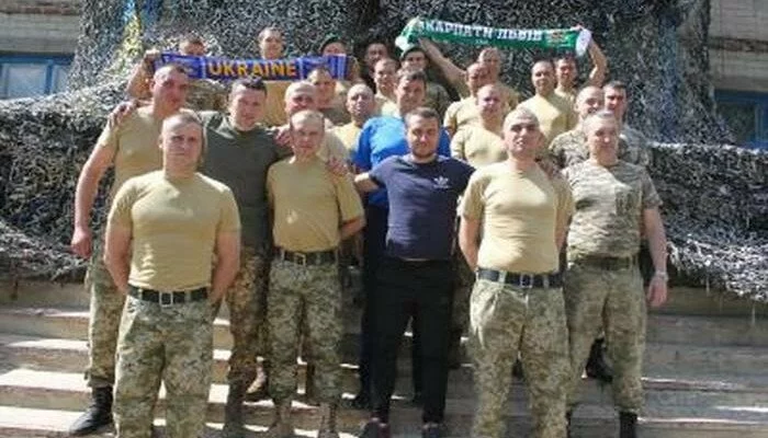 Матч под носом у боевиков: украинские военнослужащие и футболисты провели встречу в Марьинке