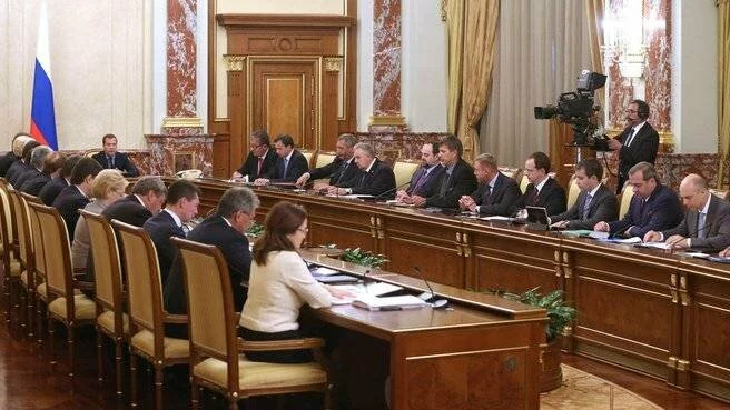 Медведев: Доходы госбюджета РФ на 13% превысили план