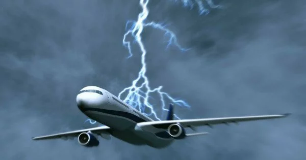 Молния ударила в самолет рейса Стамбул-Тбилиси