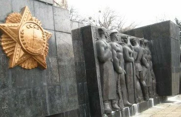 Монумент славы во Львове облили красной краской