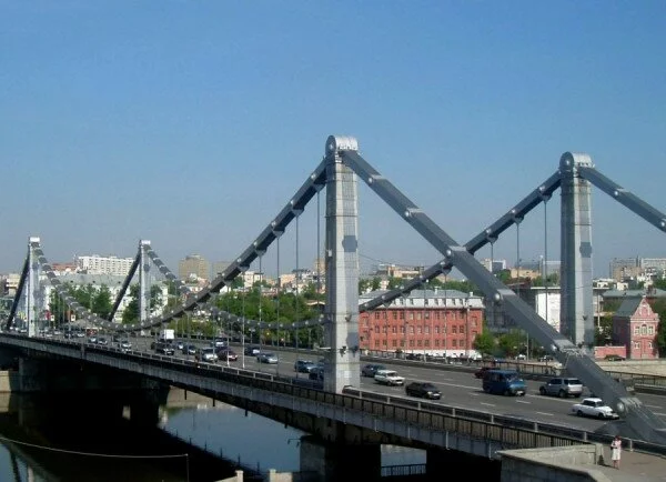 Московский подросток упал с моста, увидев, как поезд сбил мужчину