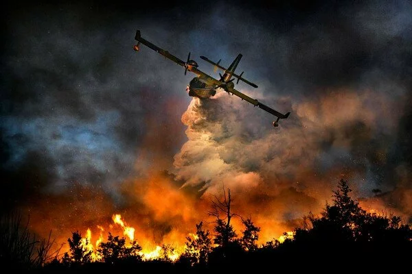 На Байкале самолёт-амфибия спас пожарных-парашютистов из огня