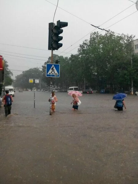 На Симферополь обрушился сильный ливень, часть города затоплена
