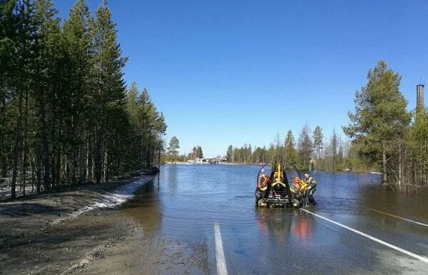 На Ямале река Надым затопила автомобильную трассу