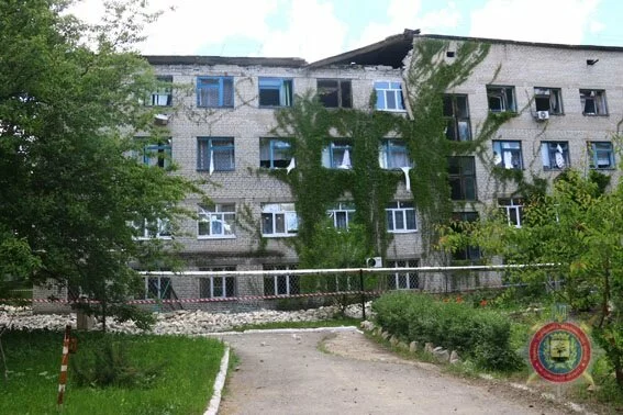 Наблюдатели ОБСЕ посетили расстрелянную боевиками больницу в Красногоровке