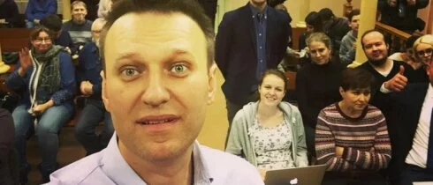 Навальному сократили срок на пять суток из-за детей и глаза