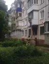 Пожар на Полбина: спасатели выбивают окна, чтобы пробраться в квартиру. Видео